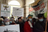 Protest mieszkańców przed Urzędem Miasta w Kielcach. Bronią Karczówkę przed zabudową, chcą głosów radnych. Zobacz zdjęcia i wideo