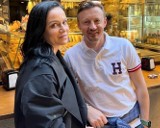 Adam Małysz z żoną na majówce w Wenecji ZDJĘCIA Kibice komentują… pogniecioną koszulkę Orła z Wisły