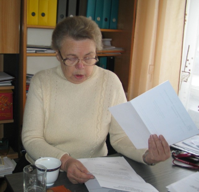 Związek Nauczycielstwa Polskiego proponuje, aby prawo do wychowania przedszkolnego miały dzieci już od drugiego roku życia. Dziś prawo to przysługuje maluchom w wieku od 3 do 6 lat. Na zdjęciu Anna Banaszak, szefowa tarnobrzeskiego oddziału ZNP z pismami, jakie trafiły do ponad 30 placówek, podległych, jej oddziałowi.