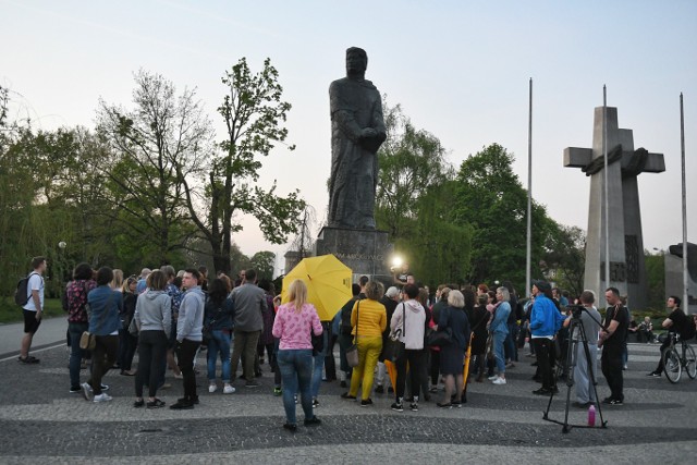 W czwartek władze ZNP zapowiedziały zawieszenie strajku nauczycieli. Organizatorzy "Protestu z Wykrzyknikiem" nawoływali, by mimo to pedagodzy i osoby popierające ich żądania, byli razem. W wielu miastach Polski wieczorem odbyło się wydarzenie "Spotkajmy Się". W Poznaniu miało ono miejsce na placu Mickiewicza. Pojawiło się około 30 osób.Zobacz kolejne zdjęcie --->