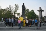 Poznań: Nauczyciele i popierający strajk pedagogów spotkali się na placu Mickiewicza [ZDJĘCIA]
