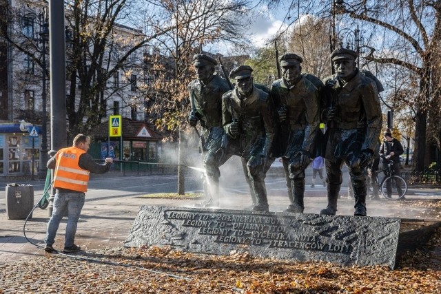 Zdewastowany pomnik został szybko wyczyszczony