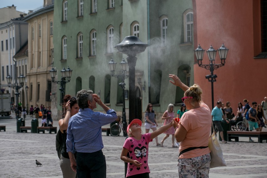 Nietypowa kurtyna wodna chłodzi krakowian [ZDJĘCIA]