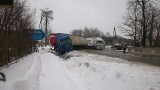 Region radomski. Atak zimy na drogach. TIR w rowie na ulicy Kieleckiej, nocne kolizje w Radomiu i Skaryszewie