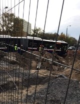 W Bydgoszczy autobus wpadł do dziury przy remontowanym rondzie [zdjęcia]