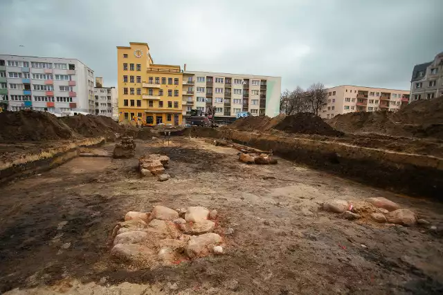 Prace archeologiczne na Starym Rynku w Słupsku.