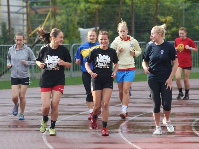 Słupskie zawodniczki na pierwszym treningu na stadionie 650-lecia. 