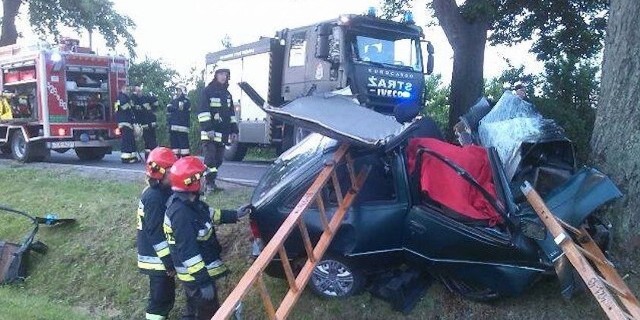 Kierowca daewoo nexii prawdopodobnie zasnął za kierownicą i uderzył w drzewo. W Wypadku zginął ojciec i syn.