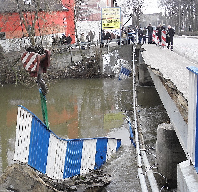 Na początku marca od mostu odpadła barierka