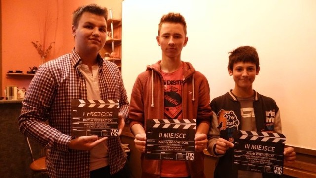 Trzy pierwsze miejsca w konkursie dla młodych filmowców w Pionkach zajęli (od lewej): Bartosz Kobierzycki, Kacper Borowiecki i Jakub Wierzbicki. Otrzymali sprzęt filmowy.