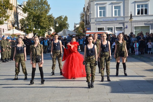 Swój pokaz uczennice zaprezentowały w sobotę na deptaku w Radomiu.