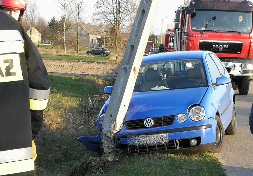 Volkswagen uderzył w słup oświetleniowy w powiecie włocławskim [zdjęcia]