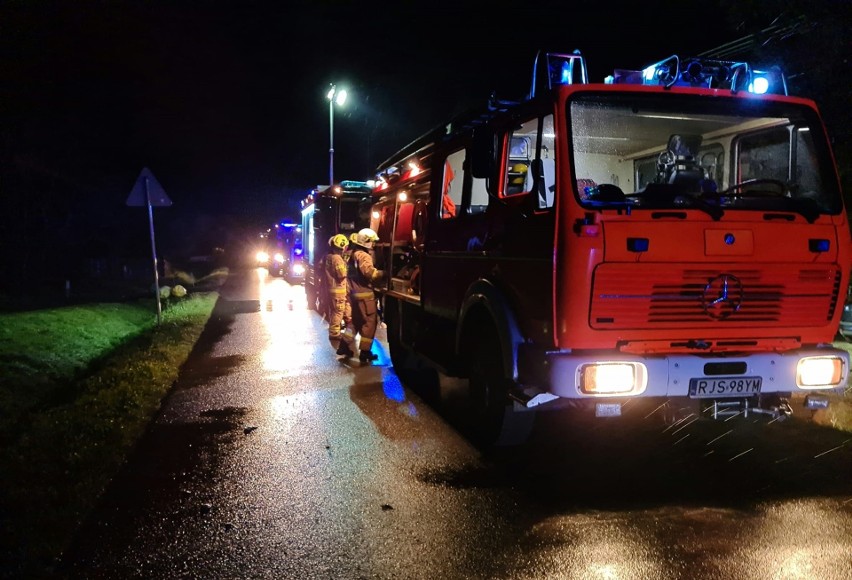 Nocny pożar domu w Dębowcu. Trzy osoby trafiły do szpitala [ZDJĘCIA]