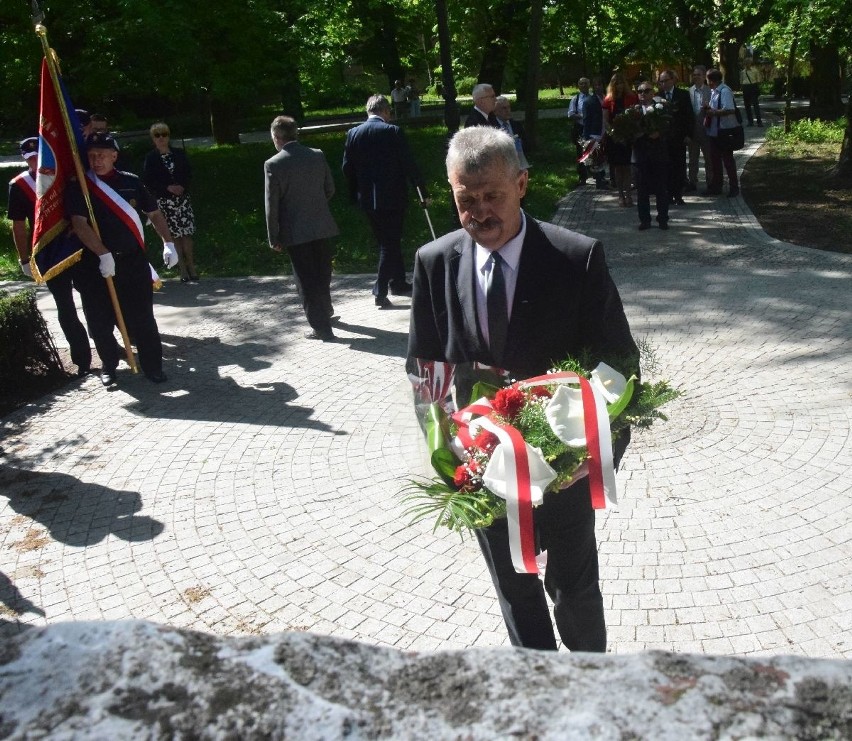 Działacze świętokrzyskiej "Solidarności" złożyli kwiaty pod pomnikiem na skwerze Żeromskiego w Kielcach