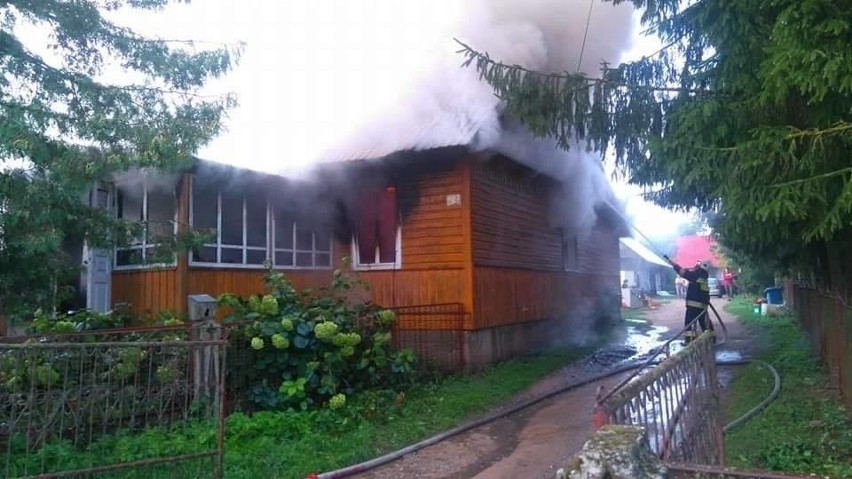 Chodorówka Stara: Pożar budynku mieszkalnego. Domownicy opuścili dom o własnych siłach [ZDJĘCIA]