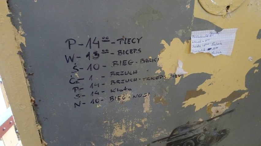 Opuszczony areszt śledczy w Zabrzu i napisy na ścianach cel...