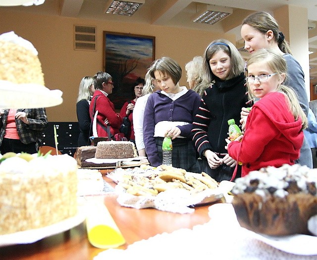 Wzrok przyciągały smaczne ciasta wystawione na konkurs. Wygrała go Anna Kwiatkowska z Włocławka.