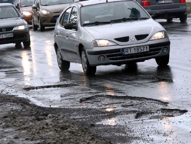 Sporej wielkości dziury pojawiły się w drodze na skrzyżowaniu ulic Warszawskiej, Fabrycznej i Słomki w Tarnobrzegu.