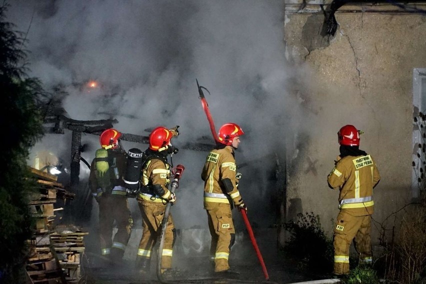 Sześć zastępów straży pożarnej walczyło z pożarem budynku...