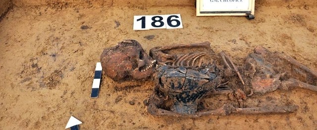 O tym, że szkielet należał do kobiety, mogą świadczyć dzbanki, które znaleziono obok ręki i przy nogach.