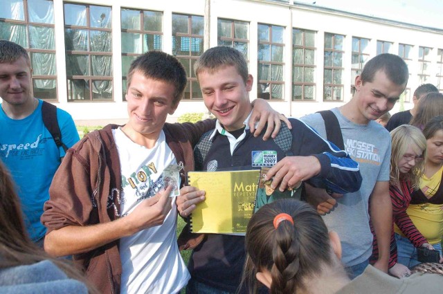 Łukasz Zając (z lewej) i Paweł Cichecki z trzeciej klasy sprzedawali każdą książkę po dziesięć złotych.