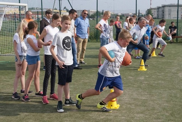 Uczniowie Podstawowej Szkoły Katolickiej i Gimnazjum Katolickiego w Inowrocławiu, a także ich nauczyciele i rodzice wspólnie bawili się na festynie zorganizowanym z okazji Dnia Dziecka. Impreza odbyła się na os. Rabin, na terenie parafii Świętej Królowej Jadwigi, gdzie szkoły mają swoje siedziby. Uczniowie dali pokaz tańca, potem rywalizowali w zawodach z rodzicami i nauczycielami. Jak przystało na wspaniały festyn, nie brakowało muzyki, słodkich przysmaków i pachnących kiełbasek z grilla. Podczas imprezy zakłady mięsne z Radojewic rozpoczęły kampanię wspieraną przez Stowarzyszenie Przyjaciół Parafii Świętej Królowej Jadwigi oraz Stowarzyszenie Przyjaciół Szkół Katolickich - "Kupując produkt Viando wspierasz edukację swoich dzieci".