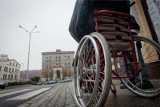 Poznań: Niepełnosprawni skorzystają z bezpłatnej pomocy asystenta w ramach 3. edycji poznańskiego programu ,,Niezależność na telefon"