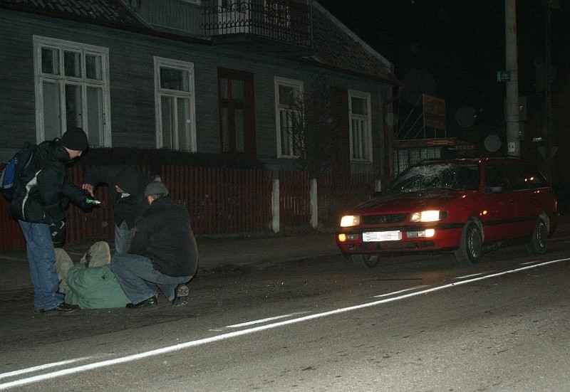 Volkswagen potrącił mężczyznę. Połamany leżał na jezdni (foto)