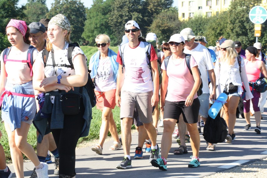 Oświęcimscy pątnicy w pięciu grupach z dekanatów:...