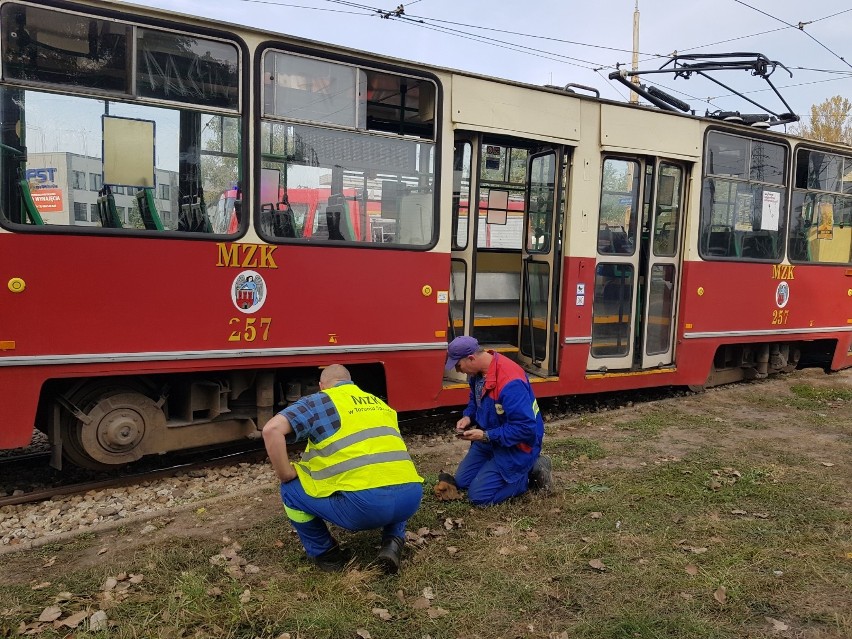 Wykolejony tramwaj po zderzeniu z autobusem na ulicy Wschodniej. Są ranni