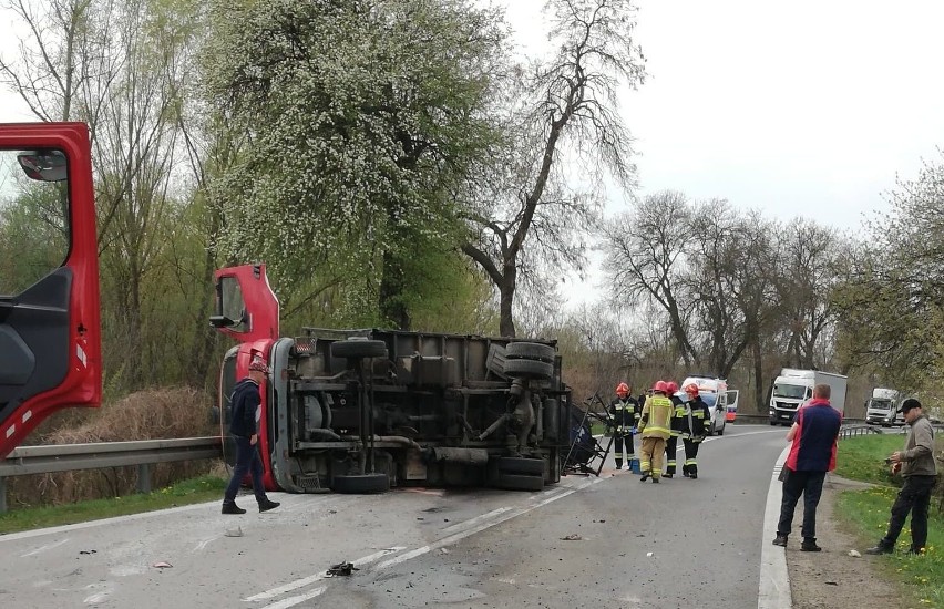 Uwaga! Wypadek w gminie Kunów. Droga jest zablokowana przez przewróconą ciężarówkę [ZDJĘCIA]