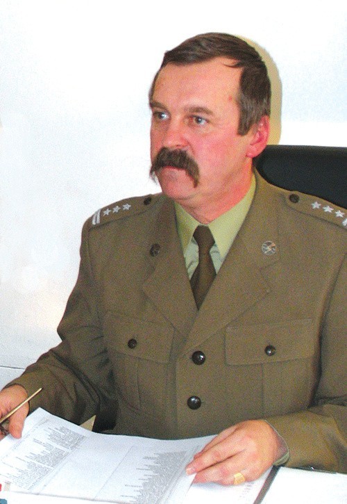 Waldemar Trochimuk urodził się 10 czerwca 1957 roku w Siedlcach. Przez 20 lat mieszkał w Mińsku Mazowieckim, tam skończył szkołę podstawową i średnią. W 1976 roku rozpoczął naukę w Wyższej Szkoły Oficerskiej Wojsk Łączności w Zegrzu, którą ukończył w 1980 roku. Z przydziału służbowego trafił do Przasnysza. W 1998 roku, został dowódcą 20. Ośrodka Szkolenia Specjalistów Radioelektroniki, a 1 stycznia 2003 roku dowódcą 2. ORel i dowódcą Garnizonu. Po 26 latach zawodowej służby wojskowej w Przasnyszu pułkownik Waldemar Trochimiuk postanowił odejść na emeryturę25 lat temu Waldemar Trochimiuk ożenił się z przasnyszanką Izabelą. 6 czerwca 2006 roku Waldemar i Izabela Trochimiuk będą obchodzić 25-lecie pożycia małżeńskiego Mają 23-letniego syna i 20-letnią córkę.