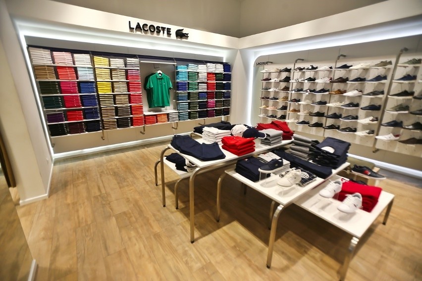 Lacoste to sklep, w którym możemy kupić ubrania, buty,...