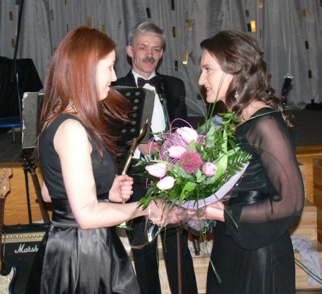 Pomysłodawczyni Nadziei Roku, posłanka Marzena Okła &#8211; Drewnowicz składa gratulacje Dominice Kasprzyckiej.