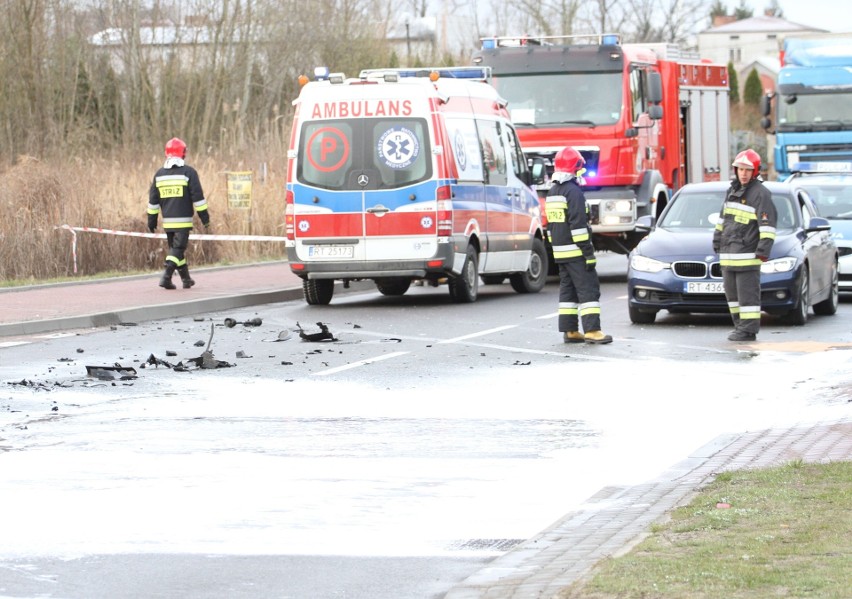 Wypadek w Tarnobrzegu. Tir zderzył się z autem osobowym, droga była zablokowana [ZDJĘCIA]