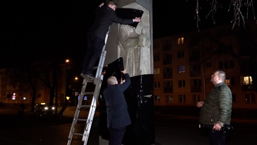 Zafoliowali poradziecki pomnik w Dąbiu. Przypomnieli, że czas na rozbiórkę 