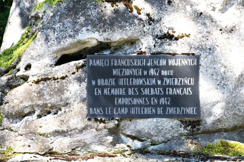 Tablica pamiątkowa na pomniku w Zwierzyńcu