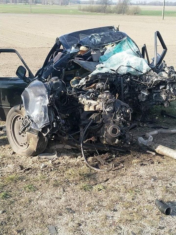 Leopoldowo: Śmiertelny wypadek na drodze krajowej nr 61. Kierowca samochodu osobowego zginał na miejscu [zdjęcia]