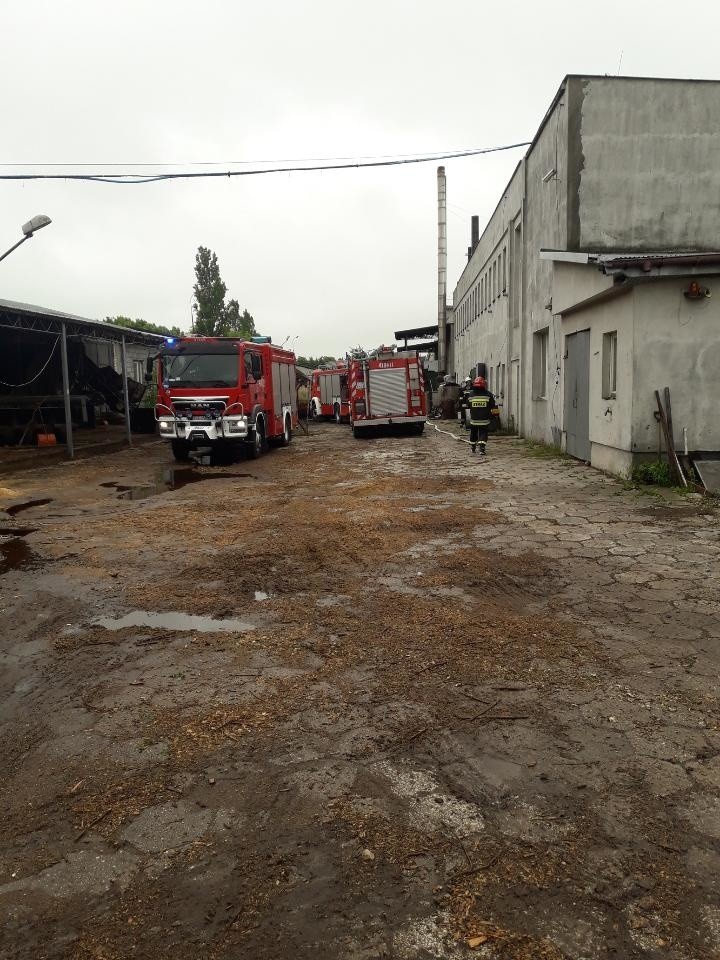 Pożar w fabryce z tkaninami w Jędrzejowie! Zapalił się olej. Było groźnie (ZDJĘCIA)