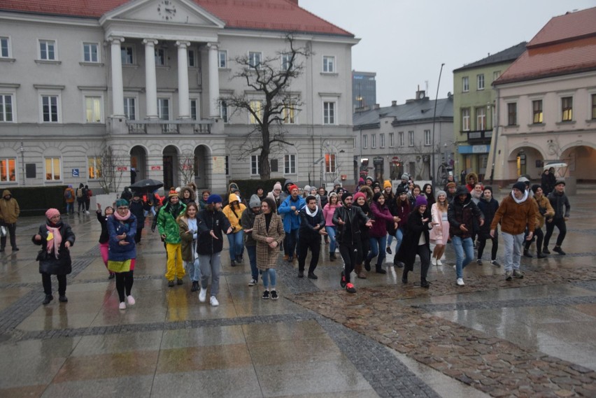 "Seks bez zgody to gwałt". Taneczny happening w Kielcach przeciwko przemocy [WIDEO, ZDJĘCIA]