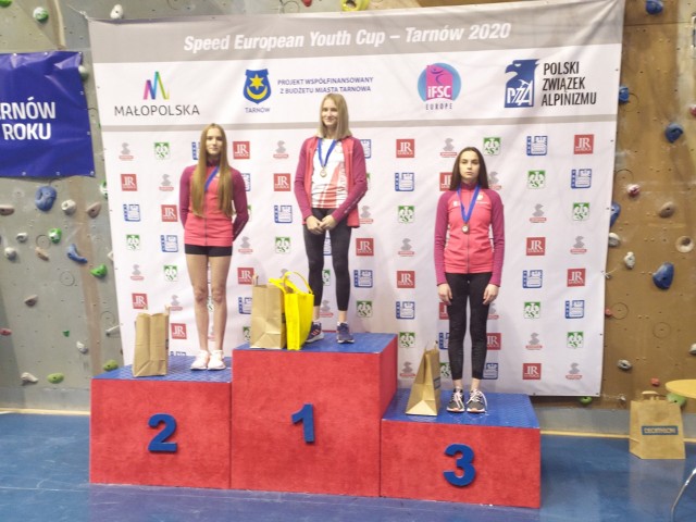 Agata Lesiewicz (Pol-Inowex Skarpa Lublin) na najniższym stopniu podium podczas Pucharu Europy juniorów w Tarnowie