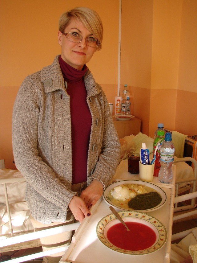 Marcelina Urbanik opiekuje się mamą, która leży na oddziale wewnętrznym w szpitalu w Oświęcimiu. Twierdzi, że jedzenie, jakie dostaje jej mama, jest zawsze zimne, a porcje za małe