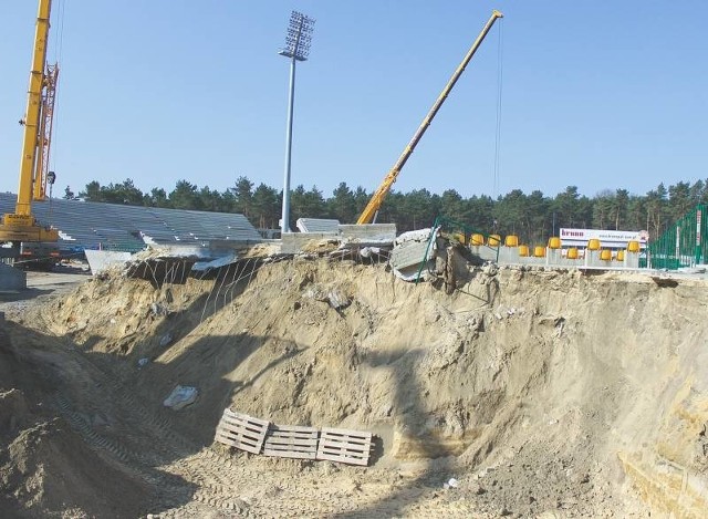 Trybuna przy wyjściu z pierwszego łuku. Zdjęcie z poniedziałku. Właściciele karnetów nie zasiądą tu 2 maja na meczu z Wrocławiem