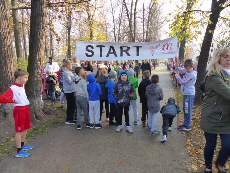 100 biegaczy na 100-lecie. W PSP 13 Radom uczniowie godnie i na sportowo uczcili okrągłą rocznicę odzyskania niepodległości (ZDJĘCIA)