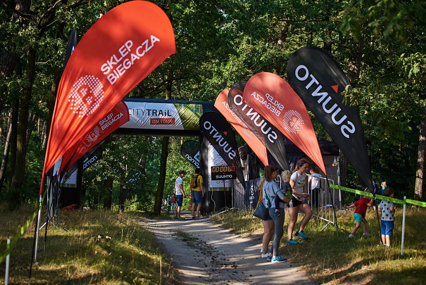 Biegacze rywalizowali w zawodach City Trail On Tour nad Zalewem Zemborzyckim. Zobacz zdjęcia