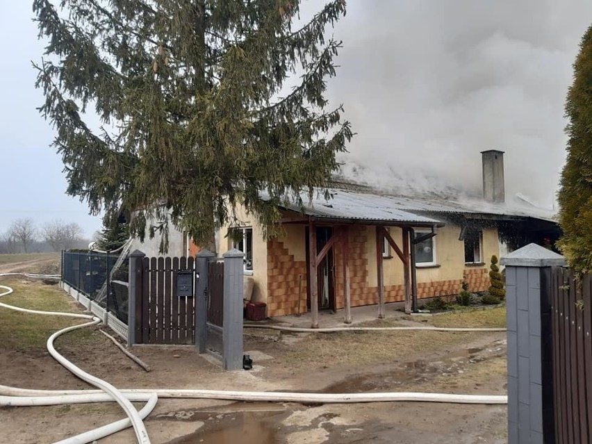 Pożar w Sośnicy w powiecie jarosławskim. Strażacy z czterech jednostek gasili płonący dom [ZDJĘCIA]