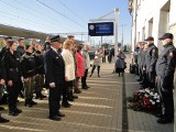 W Radomiu uczniowie i kolejarze uczcili na dworcu PKP pamięć pomordowanych w czasie wojny pracowników kolei