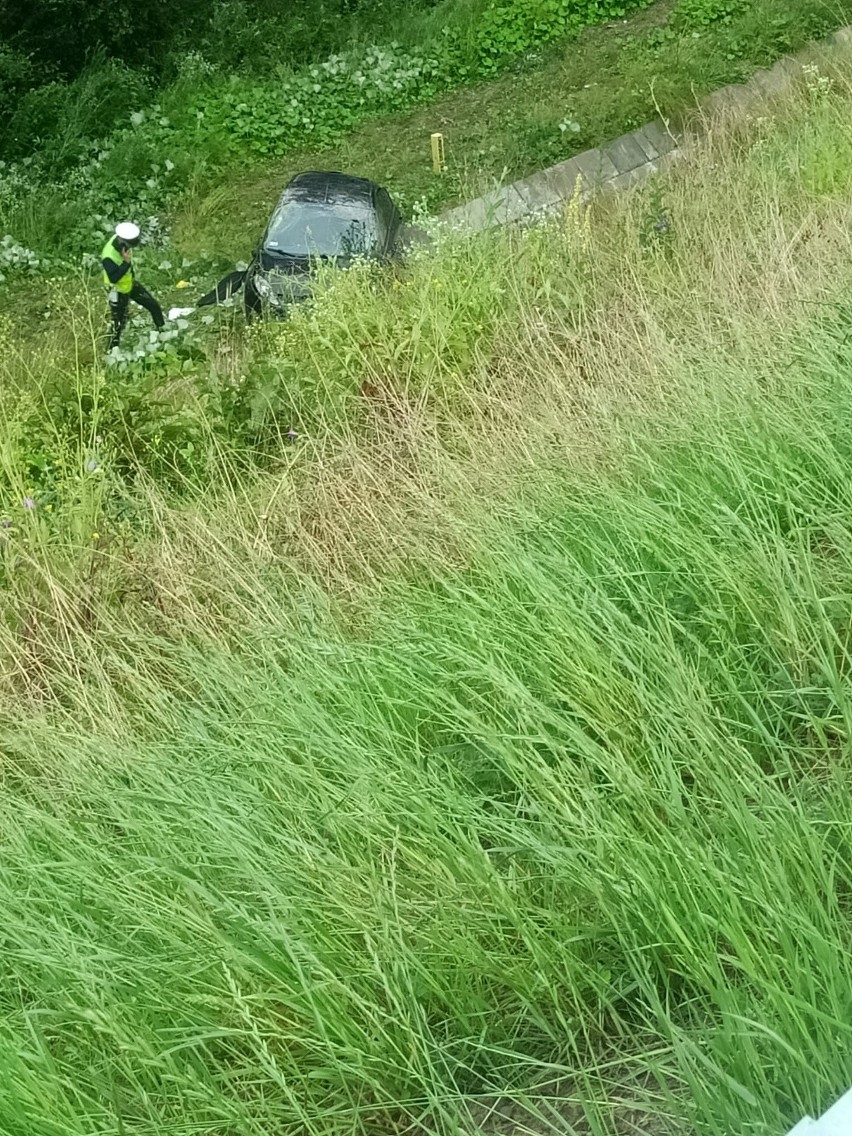 Wypadek w Wołkowyi pod Leskiem. Samochód osobowy wypadł z drogi i dachował. Ranne trzy osoby! [ZDJĘCIA]