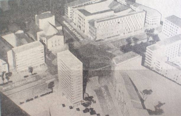 Z archiwum katowickiego Rynku. 1962: wieżowiec, drzewa...