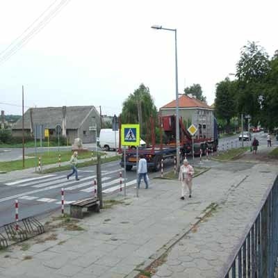 - Na tym skrzyżowaniu sytuację rozwiązałoby zamontowanie sygnalizacji świetlnej - mówią lubszczanie.